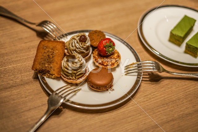 皿に置かれたスイーツのイメージ