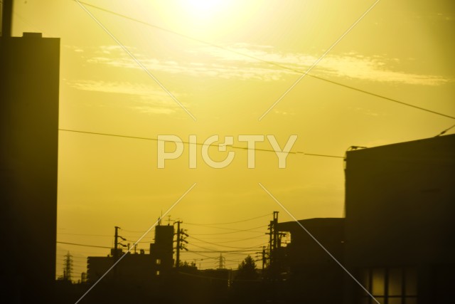 夕景と建物のシルエット