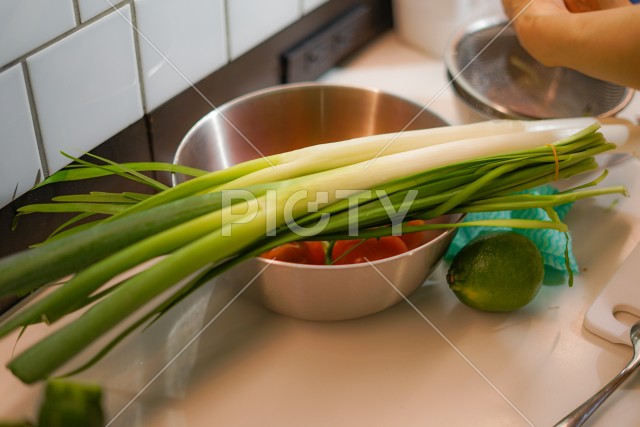 キッチンに置かれた野菜のイメージ