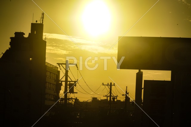 夕景と建物のシルエット