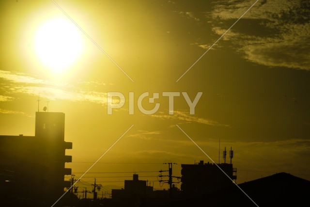 夕景と建物のシルエット