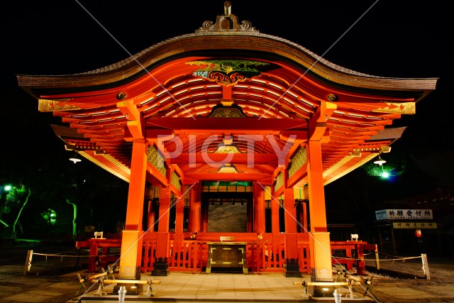 夜の鶴岡八幡宮