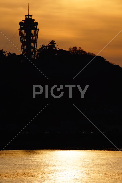 江ノ島シーキャンドルと夕日