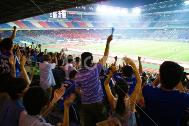 サッカーを応援する人々