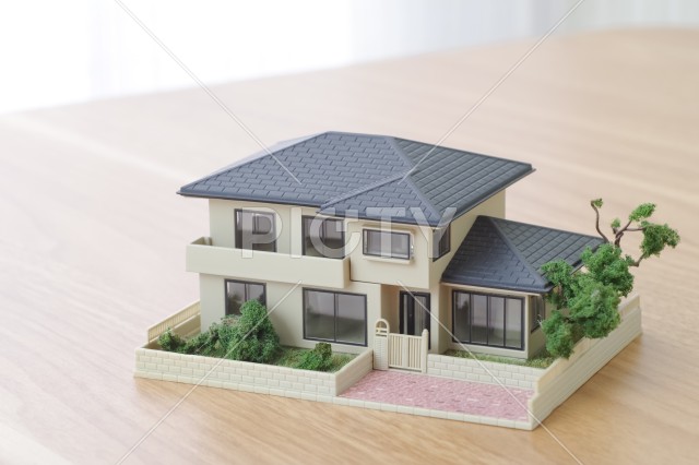 戸建ての不動産を検討するイメージ