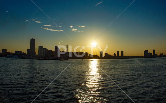 横浜の街並みと夕暮れの太陽