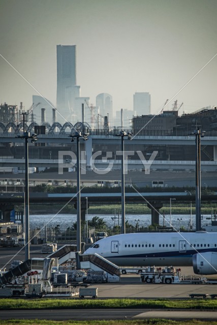 飛行機と街並みのシルエット（羽田空港）