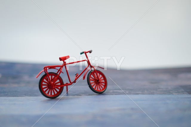 赤い自転車のミニチュアフィギュア
