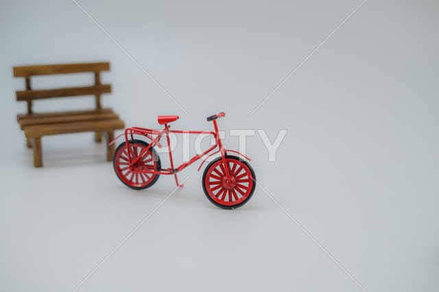 赤い自転車のミニチュアフィギュア