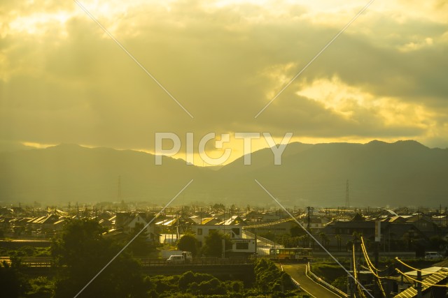 夕暮れと住宅街のシルエット