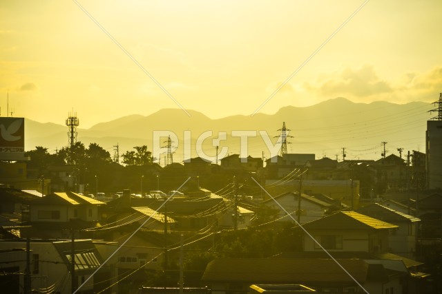 夕暮れと住宅街のシルエット