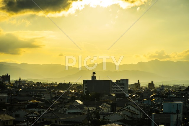 夕暮れと住宅街のシルエット