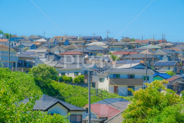 日野市の街並みと青空