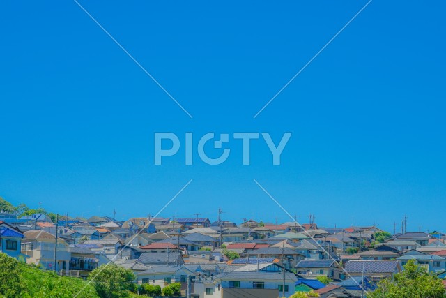 日野市の街並みと青空