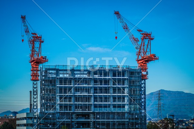 建設中のマンションと青空