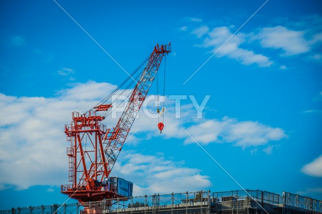 建設中のマンションと青空