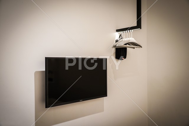ハンガーとテレビのイメージ