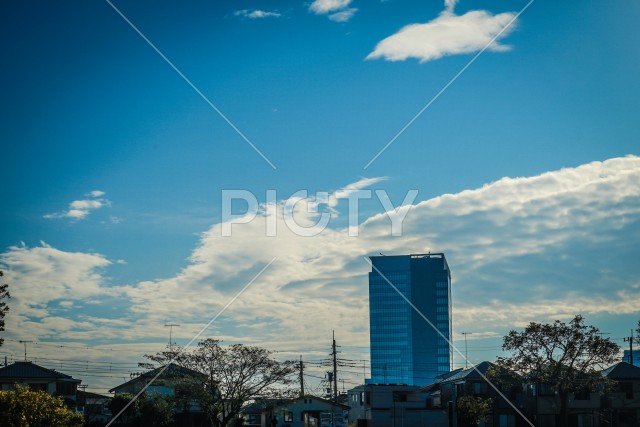 海老名市の街並みと青空