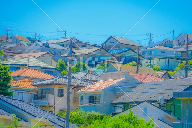 日野市の街並みと青空