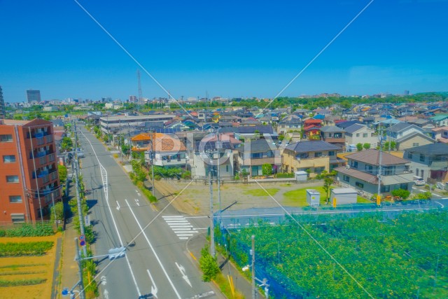 日野市の街並みと青空