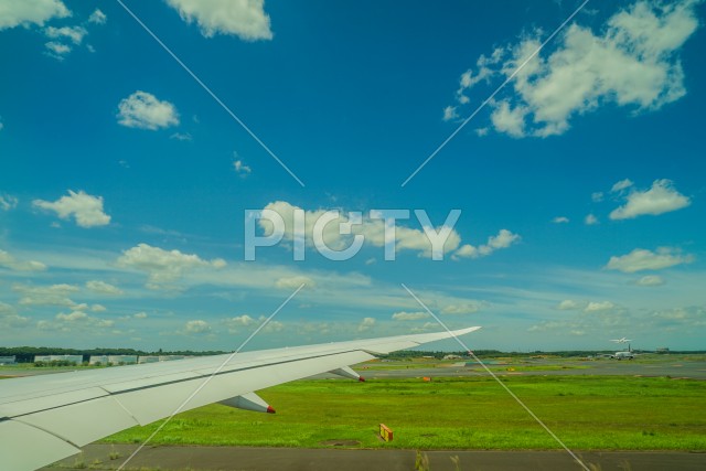 千葉県の街並みと晴天の空（飛行機から）