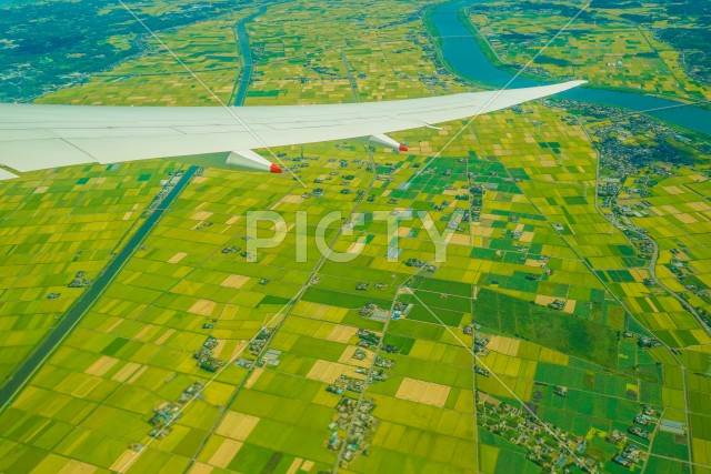 千葉県の街並みと晴天の空（飛行機から）