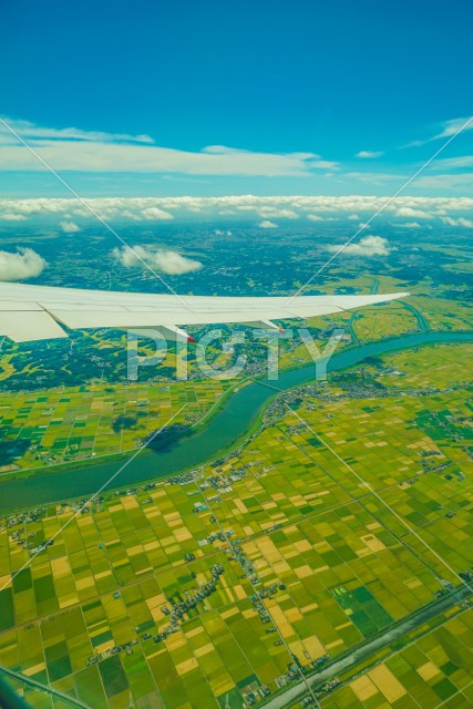 千葉県の街並みと晴天の空（飛行機から）