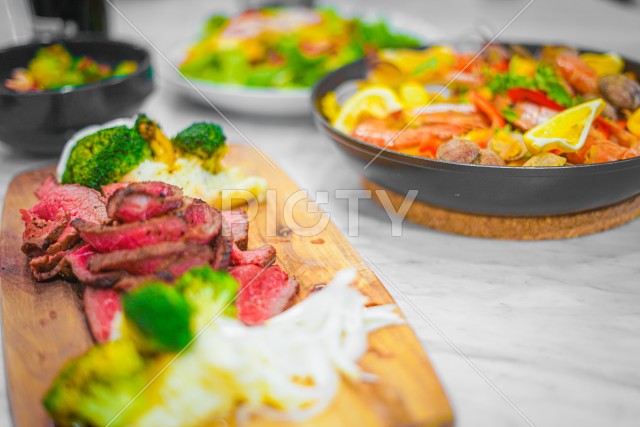 テーブルに並べられたスペイン料理