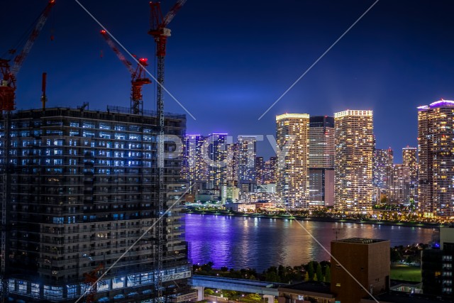 建設中のマンションと夜景（豊洲）