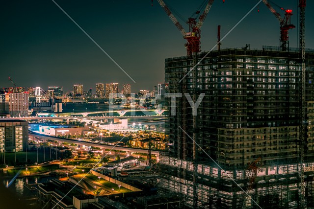 建設中のマンションと夜景（豊洲）