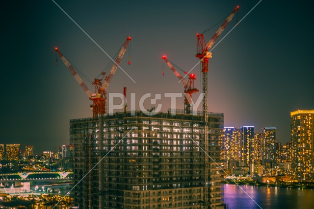 建設中のマンションと夜景（豊洲）