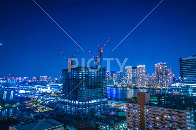 建設中のマンションと夜景（豊洲）