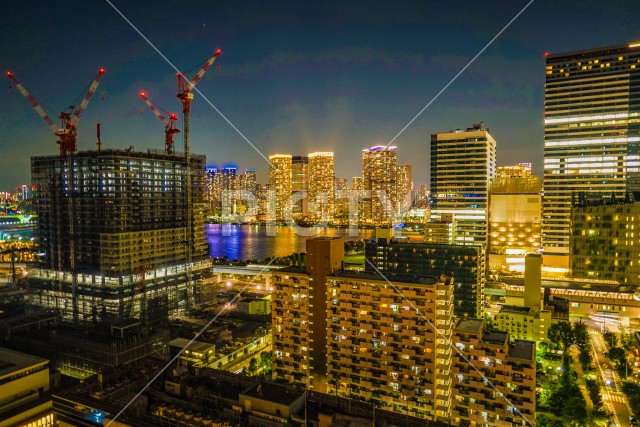 建設中のマンションと夜景（豊洲）
