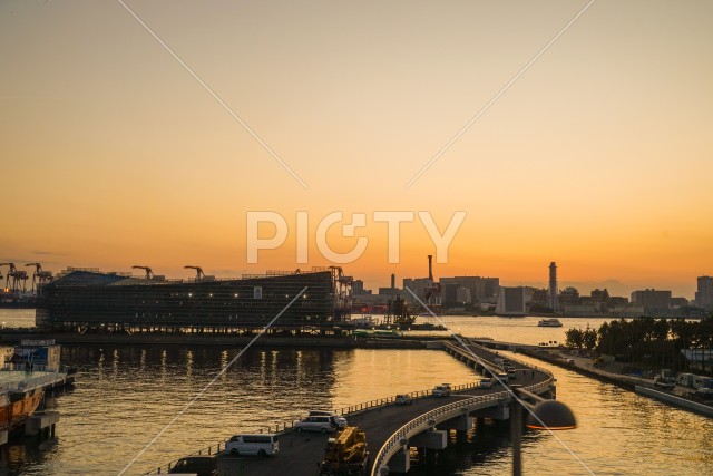 東京都お台場の街並みと夕景