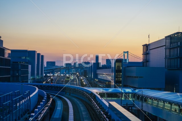 東京都お台場の街並みと夕景