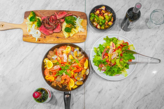 テーブルに並べられたスペイン料理