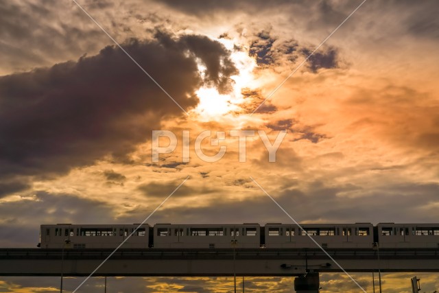 立日橋と多摩モノレールと夕景