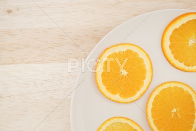 皿に置かれたオレンジのイメージ