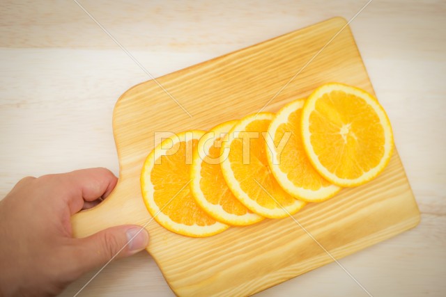 皿に置かれたオレンジのイメージ
