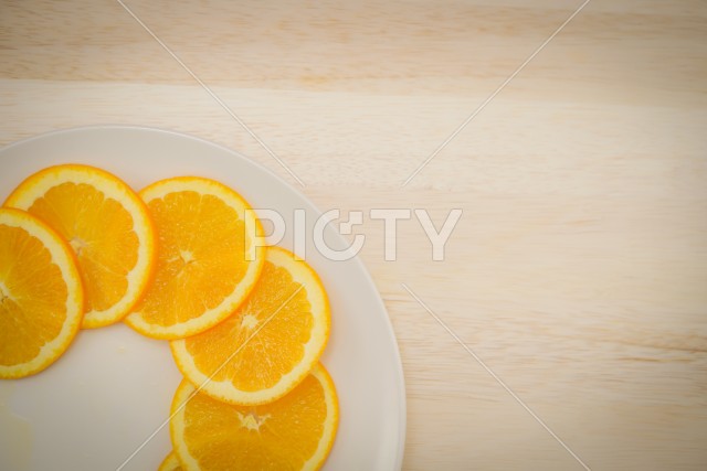 皿に置かれたオレンジのイメージ