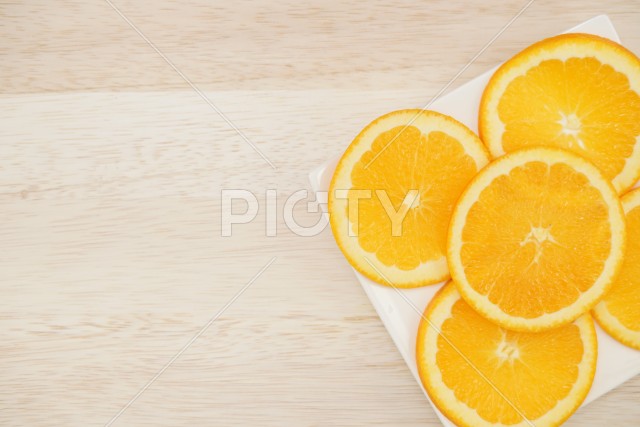 皿に置かれたオレンジのイメージ