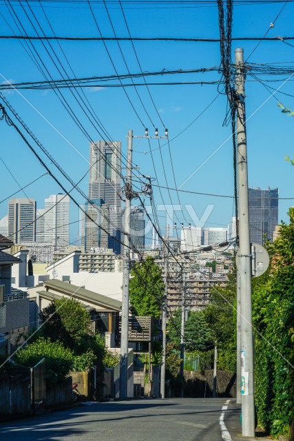 住宅街から見える横浜みなとみらいの街並み