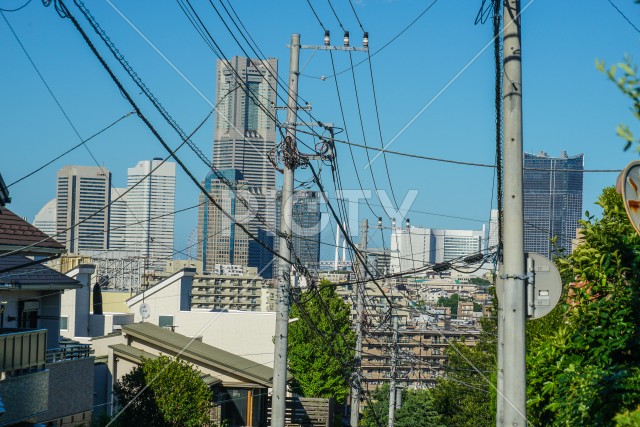 住宅街から見える横浜みなとみらいの街並み
