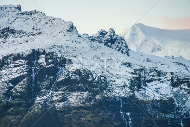 アイスランド・フィヤトルスアゥルロゥン湖の雪山