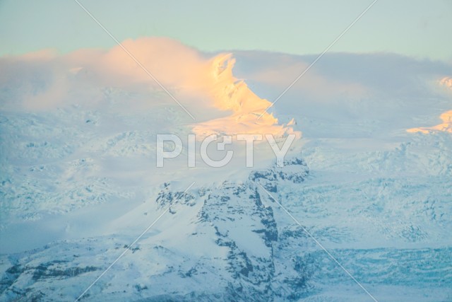 アイスランド・フィヤトルスアゥルロゥン湖の雪山