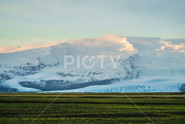 アイスランド・フィヤトルスアゥルロゥン湖の雪山