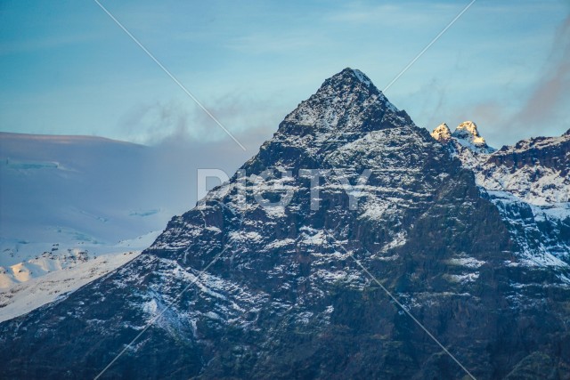 アイスランド・フィヤトルスアゥルロゥン湖の雪山