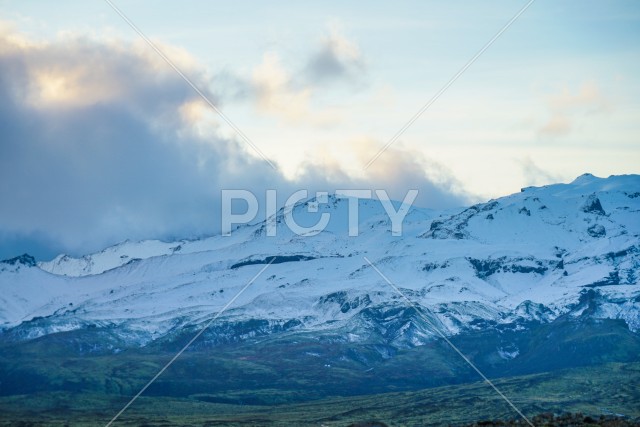 アイスランド・フィヤトルスアゥルロゥン湖の雪山