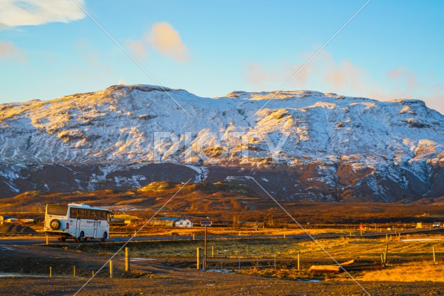 アイスランドの冬の雪山と青空