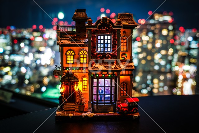 西洋建築の家のアンティークと夜景